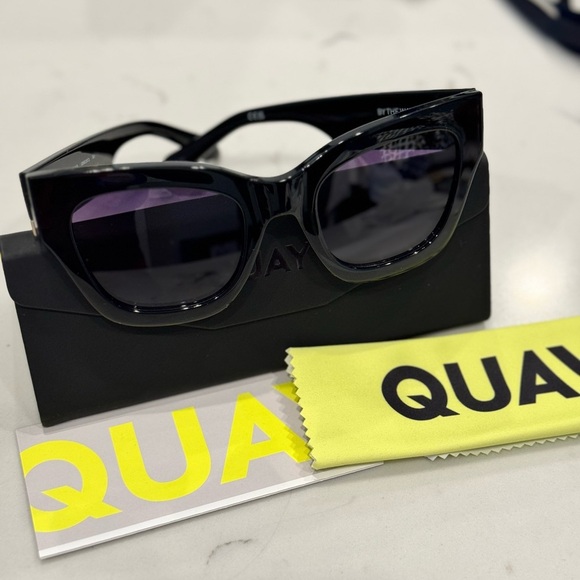 BRAND NEW - QUAY - BY THE WAY BLACK SUNGLASSES - Picture 1 of 4